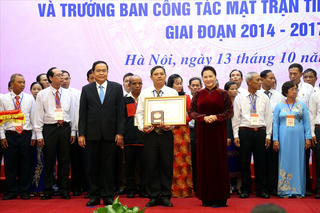Hy sinh việc nhà vì việc làng, việc nước