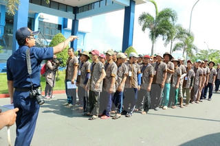 Indonesia trao trả 239 ngư dân Việt Nam qua đường biển