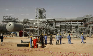 Saudi Arabia chao đảo vì giá dầu sụt giảm