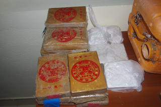 Bánh bột trắng trôi dạt vào bờ biển Quảng Nam ‘heroin hàm lượng ma túy cao’