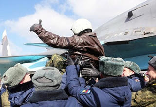 Phi công Nga trở về từ Syria được chào đón như người hùng