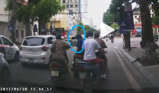 Người phụ nữ bị dàn cảnh va chạm giao thông, trộm túi xách trong tích tắc