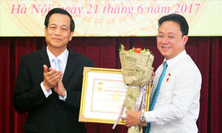 Lãnh đạo Báo Đại Đoàn Kết nhận Kỷ niệm chương Vì sự nghiệp LĐ-TB&XH