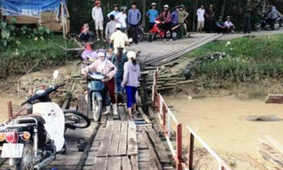Chồng tử vong trên cầu phao, vợ thoát nạn vì... đi bộ