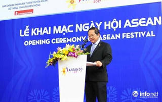 Trao các ấn phẩm của Cộng đồng Văn hóa – Xã hội ASEAN