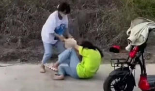 Mâu thuẫn trên mạng xã hội, nữ sinh Cà Mau bị đánh hội đồng bằng mũ bảo hiểm