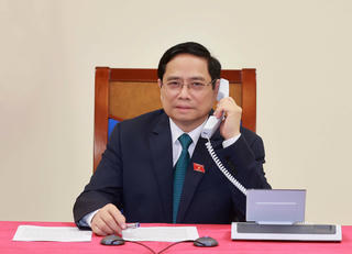 Thủ tướng Lào điện đàm chúc mừng Thủ tướng Phạm Minh Chính