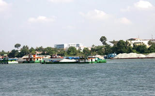 Sự cố sập cầu Ghềnh: Nỗ lực gỡ rối giao thông đường thủy