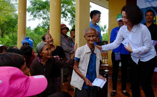 Tình người trong lũ dữ