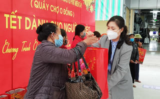 Ấm lòng những gói quà tình nghĩa ngày giáp Tết