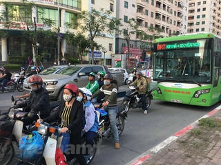 Xe máy, ôtô thản nhiên nối đuôi chiếm 'lãnh địa' buýt nhanh BRT