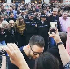 Cảnh sát Manchester khoác vai người dân hát vang ca khúc 'All You need is love'