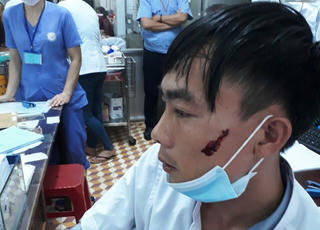 Người nhà bệnh nhân đánh điều dưỡng viên nằm viện