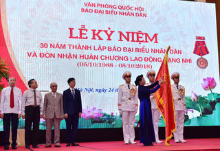 Báo Đại biểu Nhân dân đón nhận Huân chương Lao động hạng Nhì