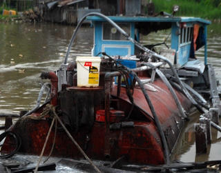 Ngăn chặn kịp thời 20.000 lít dầu không cho loang ra sông Cà Mau