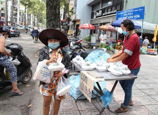 Mang cơm đến với người nghèo giữa mùa dịch