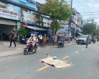 TPHCM: Xe máy tông vào thùng trộn bê tông, một người tử vong
