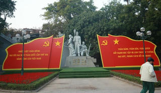 Đường phố Hà Nội thay áo mới chào mừng Đại hội toàn quốc lần thứ XIII của Đảng