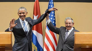 Cái bắt tay đặc biệt giữa Tổng thống Obama và Chủ tịch Castro