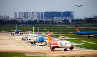 Mở cửa bầu trời, thận trọng nhưng không khắt khe