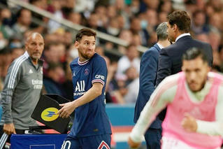 Messi 'tịt ngòi' còn tỏ thái độ với HLV, PSG thắng hú vía ở phút bù giờ