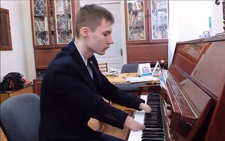 Cậu bé không ngón tay chơi đàn piano tuyệt hay