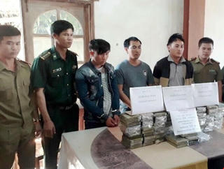 Hốt gọn xe Land Cruiser chở 97 bánh heroin