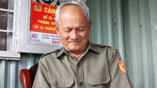 Ông lão 10 năm giúp người Sài Gòn chống ngập, từng suýt chết vì nước cuốn