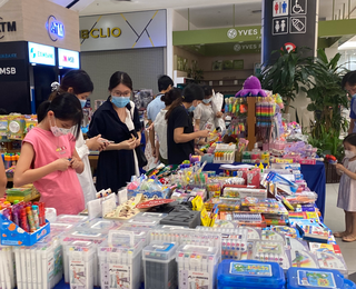 Lượng khách đổ đến các TTTM đông, xuất hiện tâm lý chủ quan