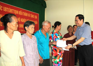 Chung tay cùng người dân vui Xuân, đón Tết
