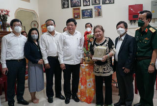 Ban Tuyên giáo Trung ương thăm hỏi, tặng quà nhà báo và văn nghệ sĩ ở TP Cần Thơ