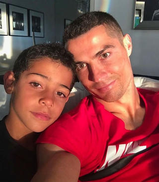 Vui chiến thắng, Ronaldo không quên mừng sinh nhật ‘cậu cả’