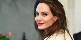Angelina Jolie hẹn hò nhân viên nhà đất?
