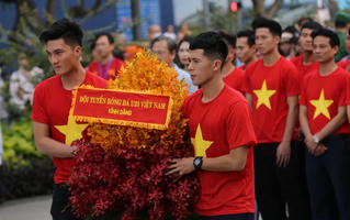 U23 Việt Nam làm lễ dâng hương tại tượng đài Bác Hồ