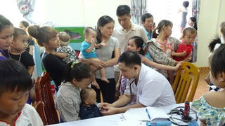 Khám bệnh miễn phí cho hơn 1.400 trẻ em vùng lũ lụt ở Quảng Ninh