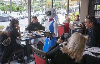 Một nhà hàng Italy sử dụng robot làm nhân viên phục vụ bàn