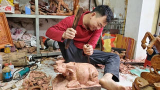 Trâu gỗ đắt như tôm tươi, thợ đục thu về tiền triệu mỗi ngày