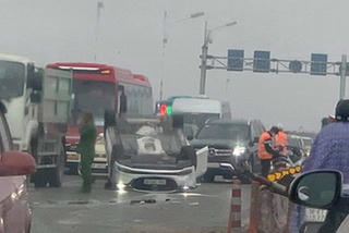Ô tô 'phơi bụng' sau khi tông dải phân cách cầu Vĩnh Tuy