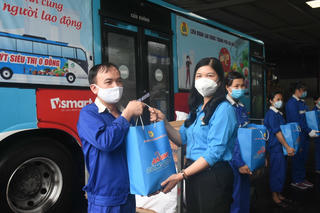 Niềm vui đến với người lao động từ những 'Túi An sinh công đoàn'