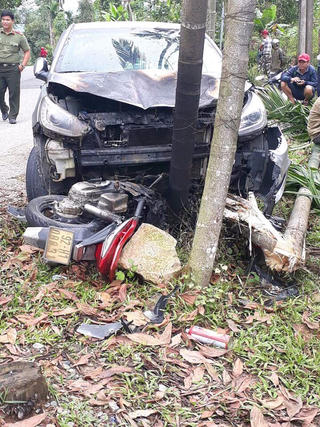 Xe máy, ô tô cháy ngùn ngụt sau khi ‘đấu đầu’