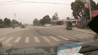 Phóng nhanh vượt đèn đỏ, 2 thanh niên thoát chết may mắn