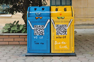 Sinh viên trường Nhân văn ‘thay áo mới’ cho thùng rác