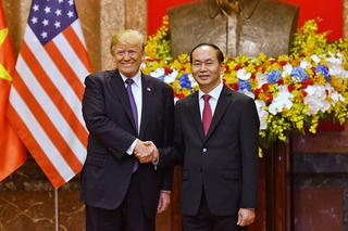 Chủ tịch nước Trần Đại Quang điện đàm với Tổng thống Hoa Kỳ Donald Trump