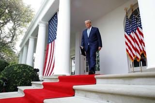 Tổng thống Trump bác cáo buộc 'nộp thuế thấp hơn dân thường Mỹ'