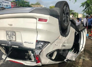 Ô tô đâm vào xe tải đậu bên đường, một người tử vong