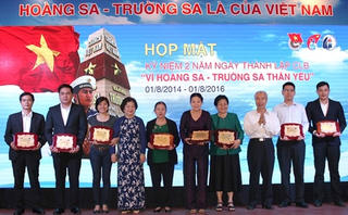Mang tình hậu phương ruột thịt đến với đảo xa