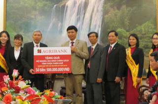 Agribank Thừa Thiên - Huế tặng 500 suất quà cho hộ nghèo, gia đình chính sách