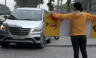 Tài xế ôtô đi trên vỉa hè Hà Nội bị phạt nguội và tước bằng 2 tháng