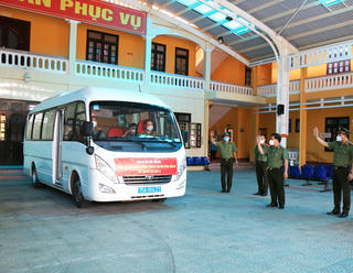 Vận chuyển hàng ngàn thiết bị y tế vào các tỉnh miền Nam