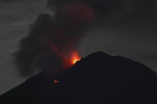 Núi lửa phun trào, Indonesia cân nhắc di dân